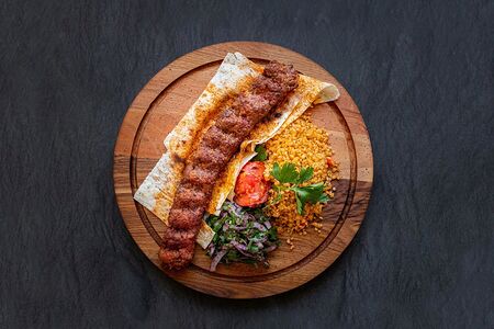 Мини-урфа-кебаб из курицы с гарниром