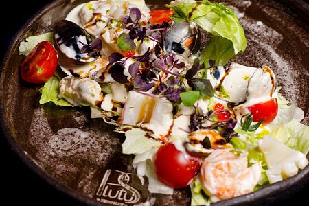 Салат из морепродуктов с фирменной заправкой