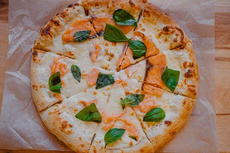 Пицца с лососем