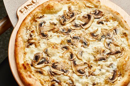 Фирменная пицца с трюфельным соусом pino