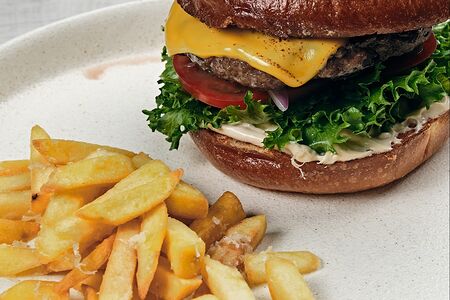 Бургер с говядиной и картофелем фри
