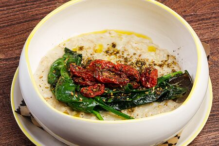 Овсянка с пармезаном, жареным шпинатом и томатами