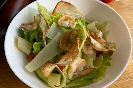 Салат Цезарь с креветками