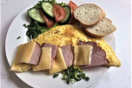 Омлет из двух яиц с ветчиной и сыром