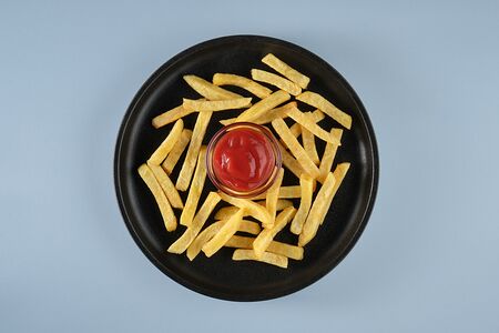 Картофель фри и соус на выбор