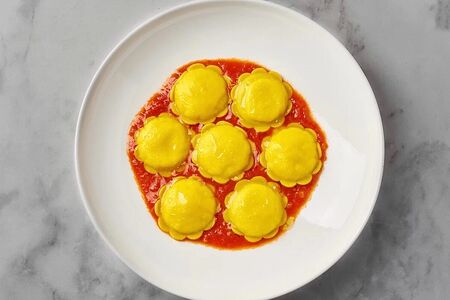 Равиоли с рикоттой и томатным соусом