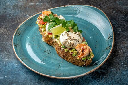 Брускетта с креветкой и соусом гуакамоле