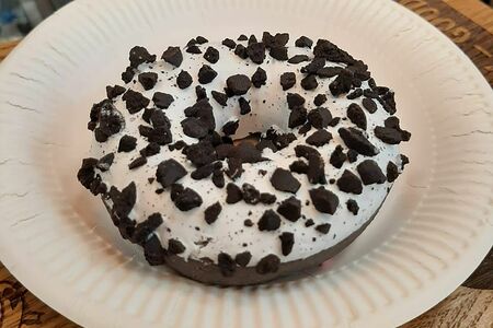 Донат с кусочками Шоколадного печенья