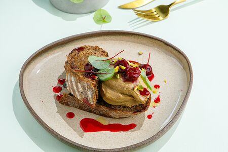 Паштет из куриной печени с вишневым соусом