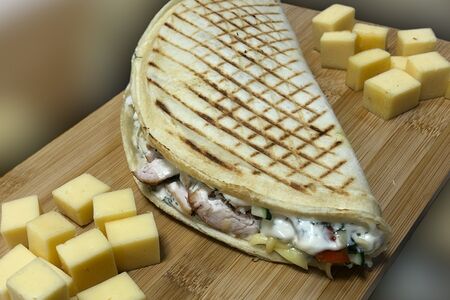 Закрытая пицца с курицей