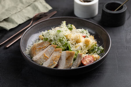 Салат Цезарь с курицей