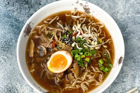 Рамен с говядиной и маринованным яйцом
