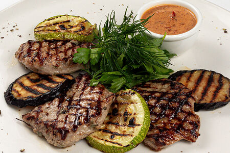 Медальоны из телятины с перечным соусом