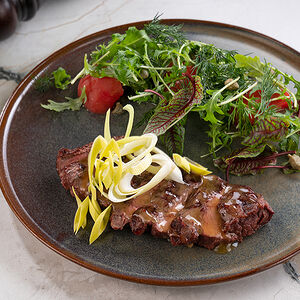 Cтейк-салат с розовыми помидорами