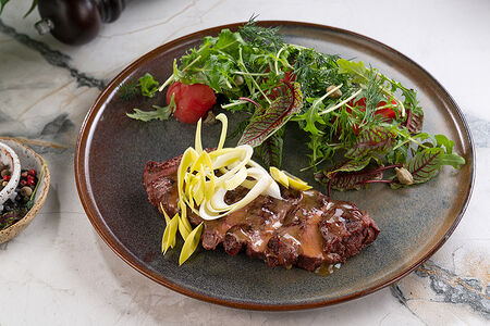 Cтейк-салат с розовыми помидорами