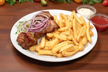 Шашлык из свинины с картофелем фри