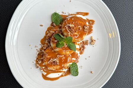 Сырники с домашней соленой карамелью, сметаной и карамелизированным гречким орехом