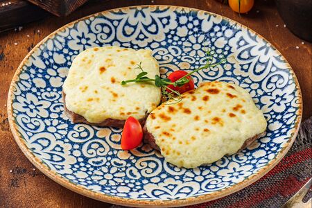 Медальоны из телятины под сливочным соусом