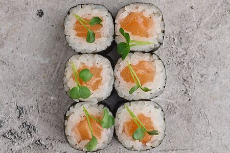 Маки с лососем