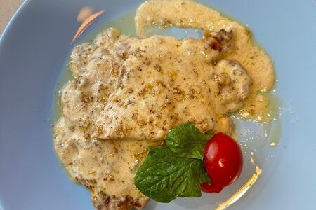 Курочка в сырном соусе с грецким орехом