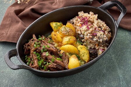 Тушеная башкирская говядина с гречей и капустой