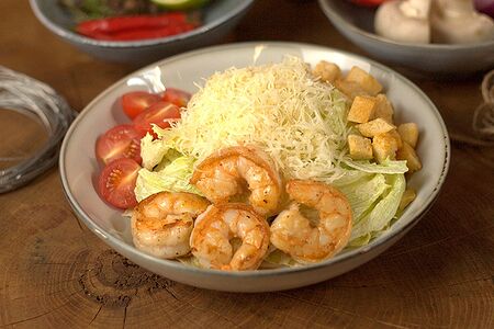 Салат цезарь с креветками