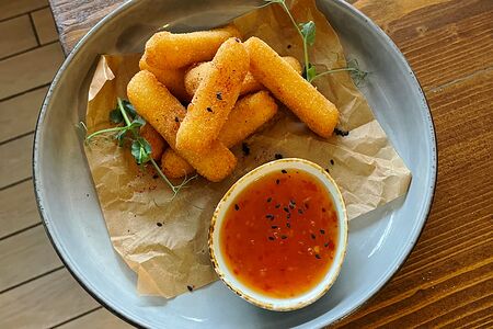 Жареный сыр с малиновым вареньем