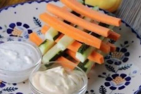 Овощные палочки с сырным соусом