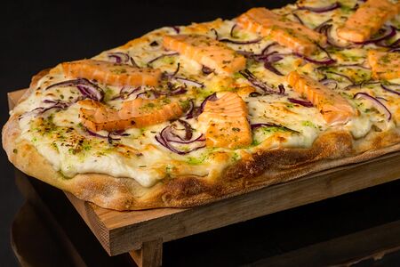 Римская пицца с лососем