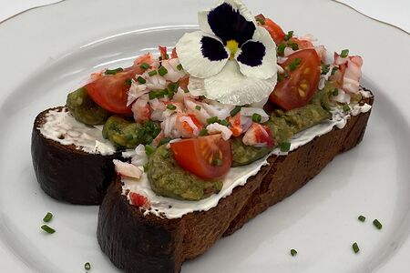 Брускетта с камчатским крабом и гуакамоле