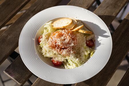 Салат Цезарь с лососем