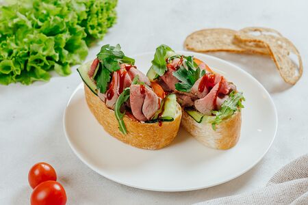 Брускетта с ростбифом