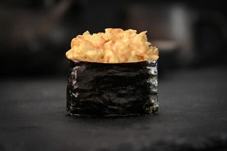 Гункан с крабом