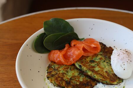 Оладьи из цукини с лососем