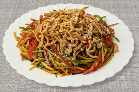 Салат со cвинoй соломкой и огурцом