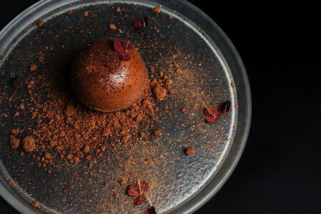 Шоколадная сфера с летним белым трюфелем и гелем яблоко-тархун