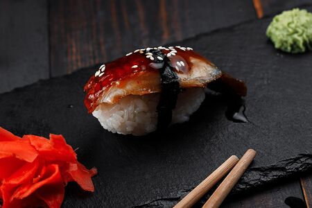 Суши с угрем
