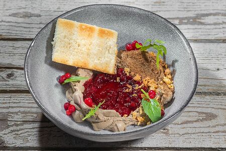 Пате из печени цыпленка с северной ягодой