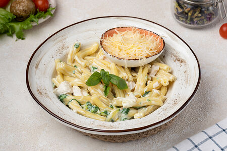 Паста с курицей и шпинатом