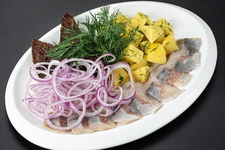 Сельдь малосоленая с картофелем и гренками