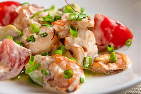 Салат с копчеными креветками, авокадо и томатами