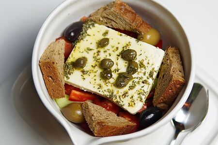 Настоящий греческий салат на двоих