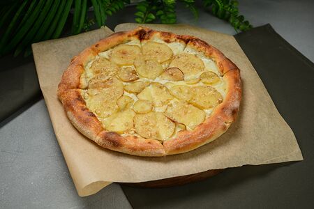 Пицца с грушей и дор блю