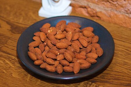 Копчёный миндаль