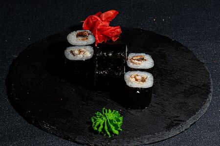 Маки ролл с угрем