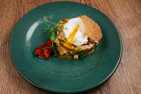 Теплый салат с подкопчёной курицей