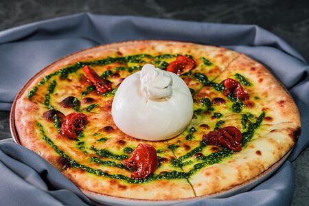 Буррата с фокаччей, вялеными томатами и песто