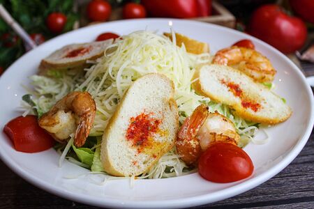 Салат Цезарь с креветками