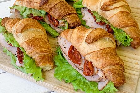 Круассаны с пастрами из индейки