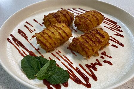 Жареный сыр сулугуни с ягодным соусом